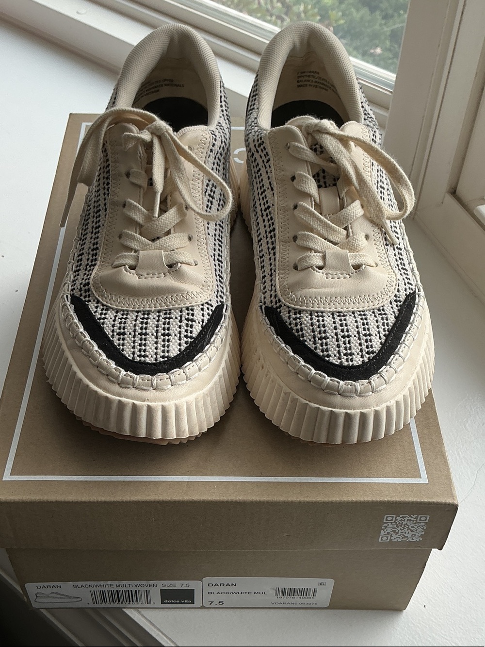 Dolce Vita Women’s Sneaker size 7 1/2 Daran Cream Black Woven Platform Sneaker